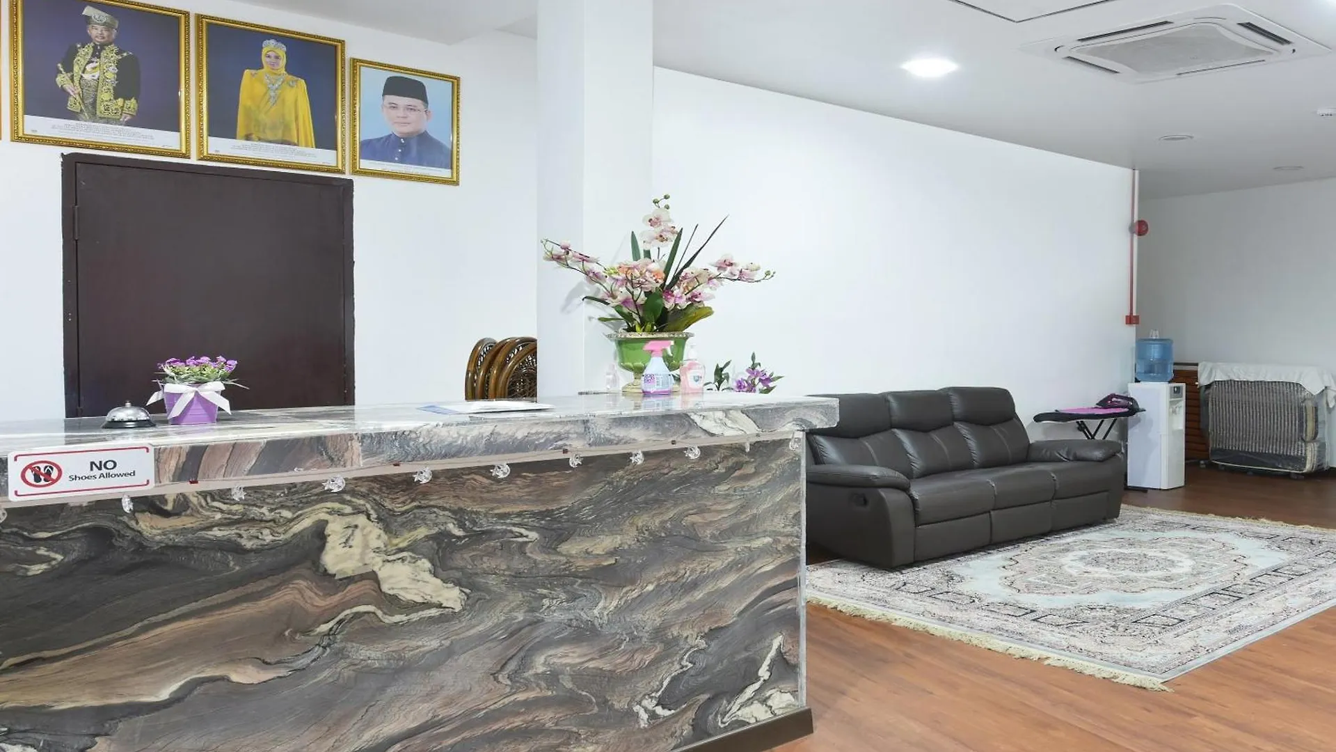 Oyo 90869 Hotel Madeena Inn Sepang