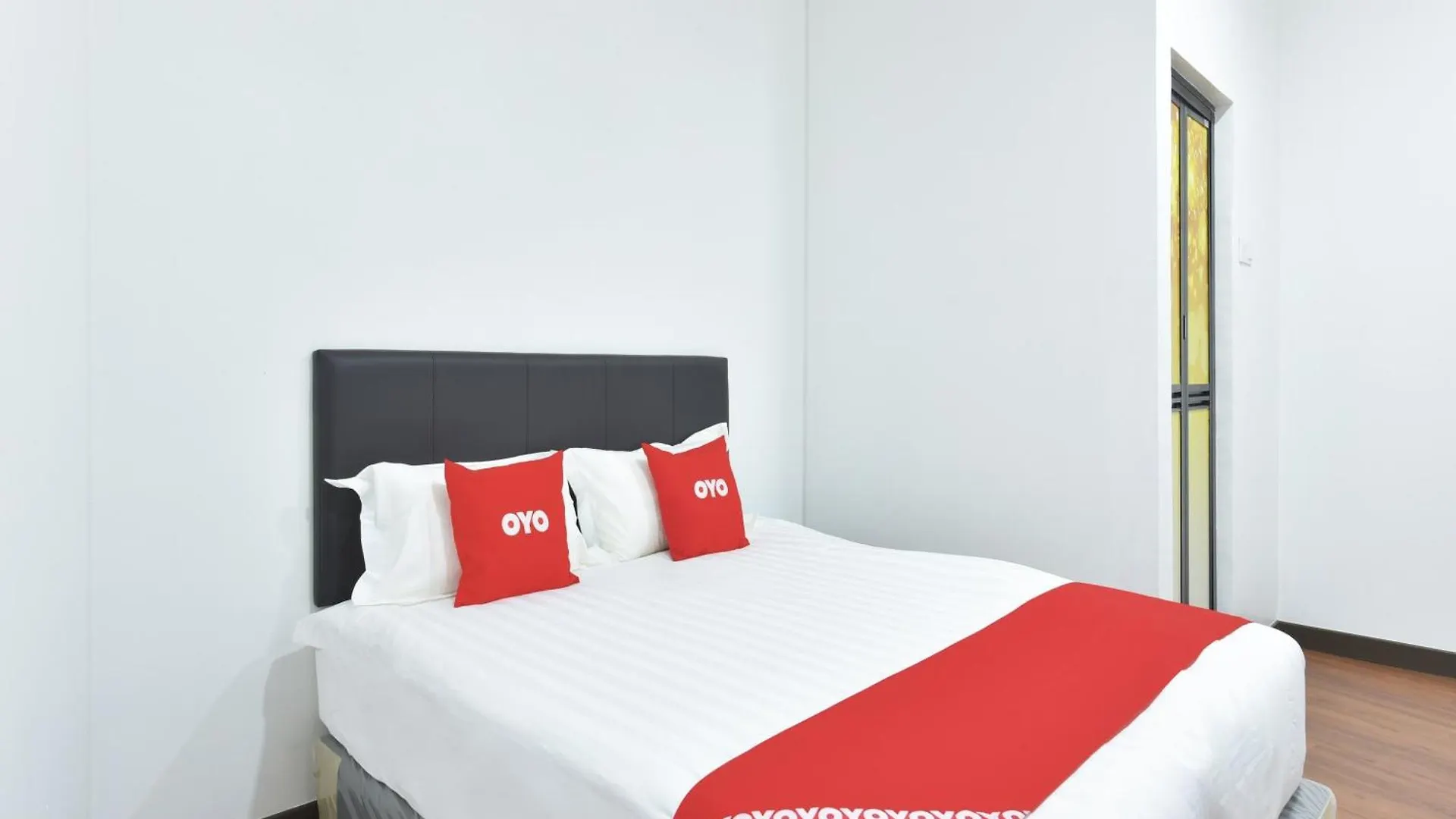 Oyo 90869 Hotel Madeena Inn Sepang