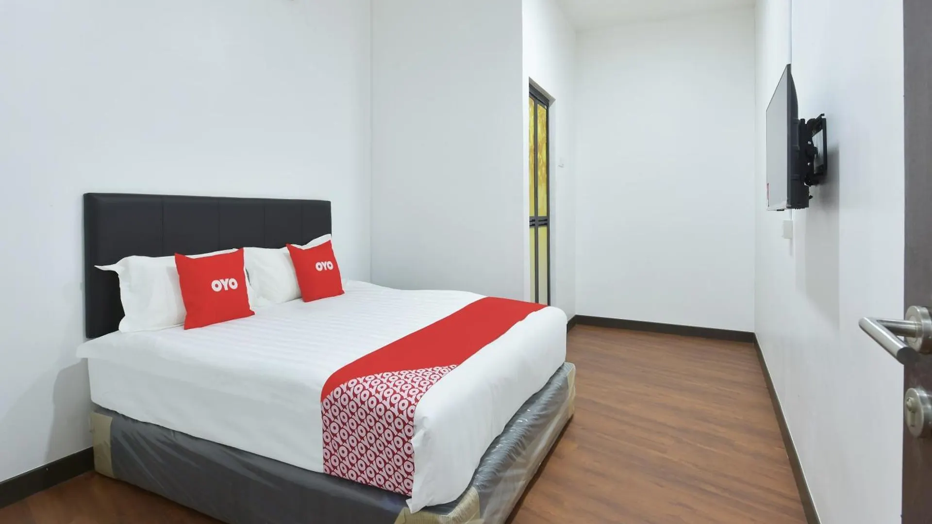 Oyo 90869 Hotel Madeena Inn Sepang