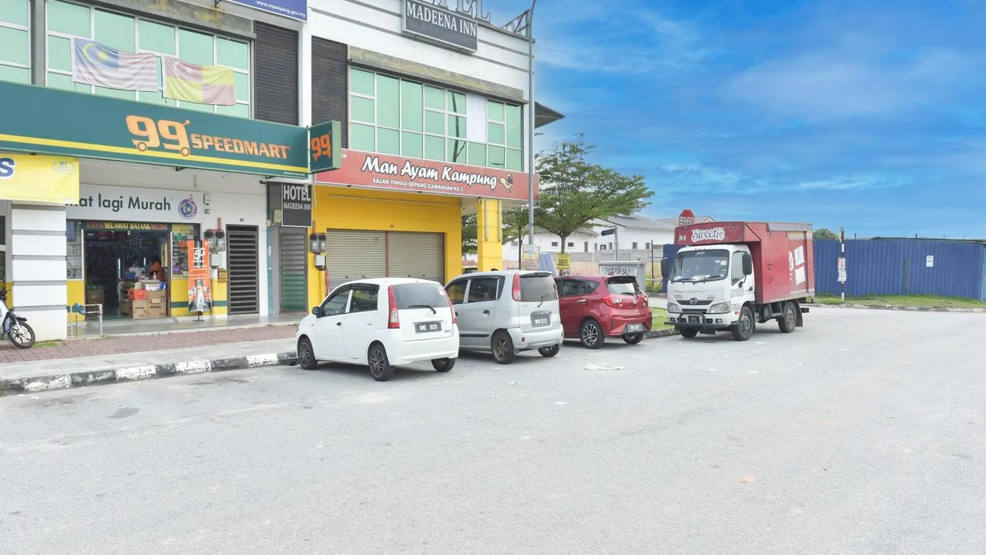 Oyo 90869 Hotel Madeena Inn Sepang
