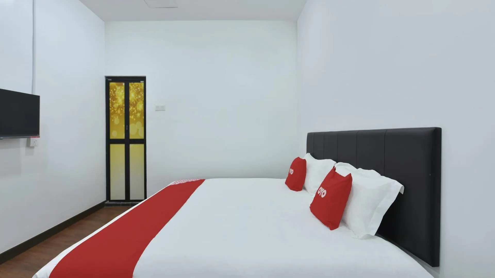 Oyo 90869 Hotel Madeena Inn Sepang
