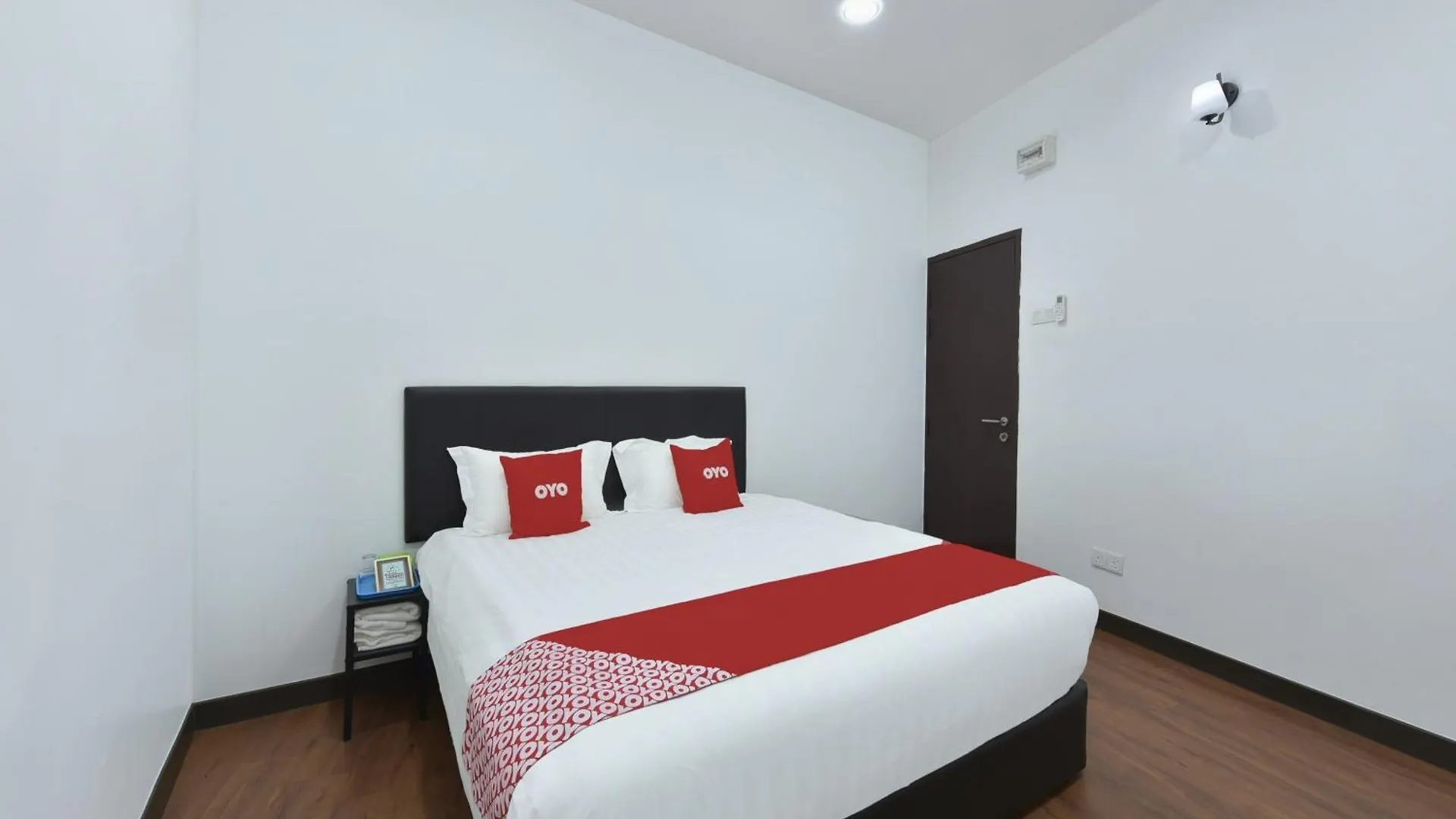 Oyo 90869 Hotel Madeena Inn Sepang